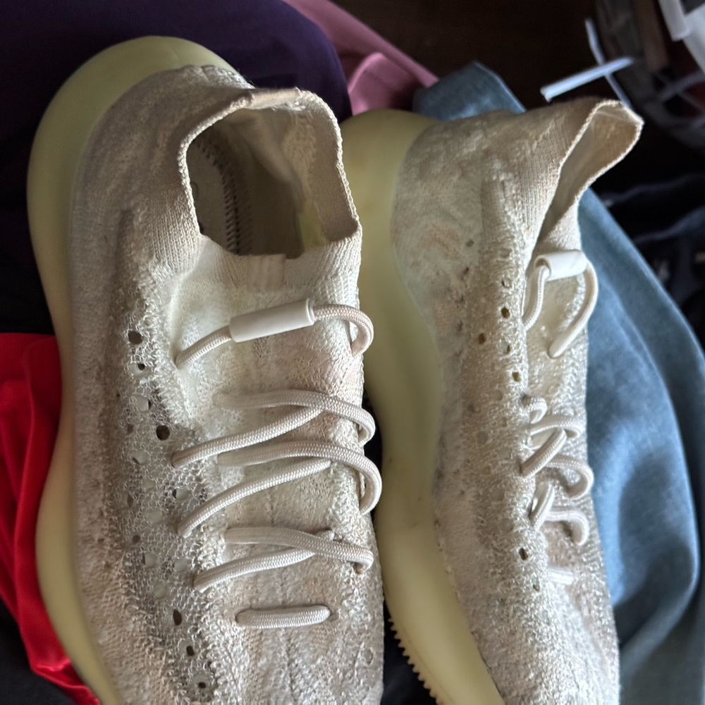 Cream Yeezy’s for a great price I also have the box too too yezzy box